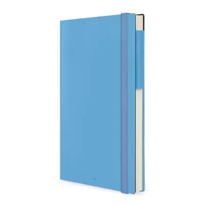 Caderno azul claro com elástico e caneta no suporte lateral