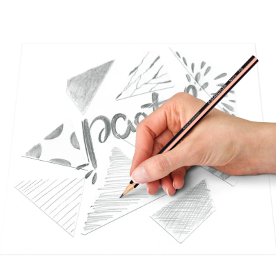 Mão a desenhar com lápis preto e rosa em papel com desenhos geométricos.