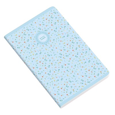 Caderno azul claro com padrão floral e texto central