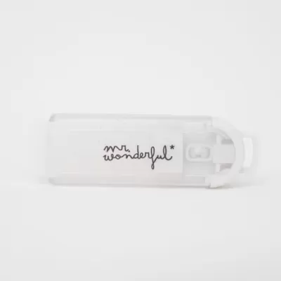 Pen drive USB transparente com tampa branca e texto 'mr. wonderful*'