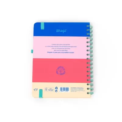 Caderno colorido com espiral e elásticos sobre fundo branco