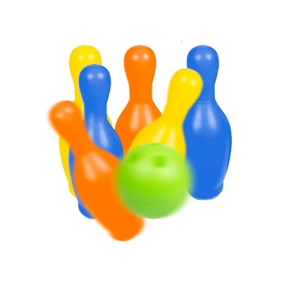 Pinos de bowling coloridos com bola verde desfocada