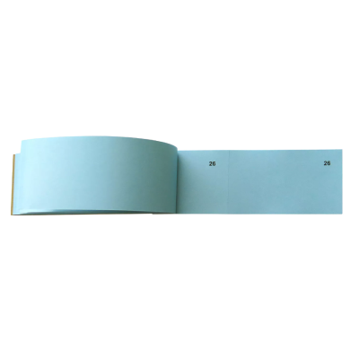 Livro aberto com páginas azuis claras e números 26 nas páginas