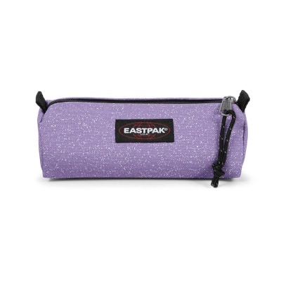 Estojo escolar retangular lilás com pontos brancos e etiqueta EASTPAK U.S.A.