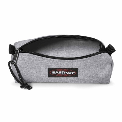 Estojo cinzento de tecido aberto com fecho preto e etiqueta EASTPAK