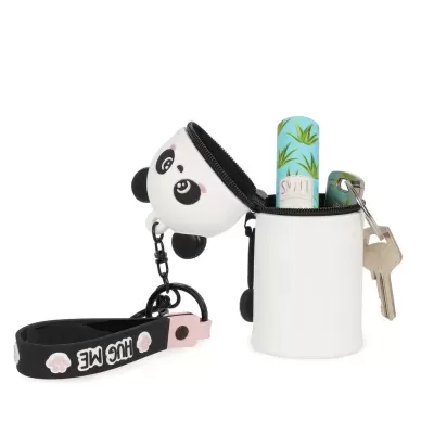 Estojo redondo branco com cabeça de panda e porta-chaves com texto HUG ME