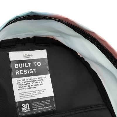 Etiqueta interior de mochila preta da marca EASTPAK com texto BUILT TO RESIST