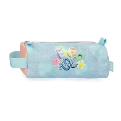 Estojo azul claro com alça lateral e zíper rosa, decorado com relevo colorido e flores.