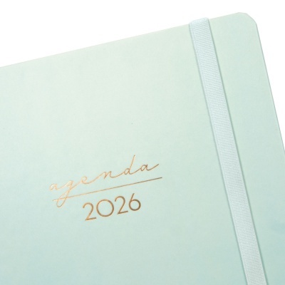 Agenda 2026 capa verde claro com fecho elástico branco e texto dourado