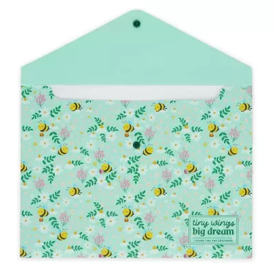 Envelope azul com padrão de abelhas e flores e texto decorativo.