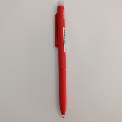 Caneta vermelha de corpo plástico com tampa e clip, sobre fundo branco