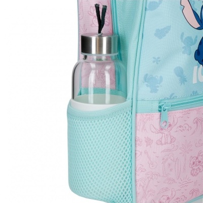 Mochila infantil azul claro e rosa com bolso de rede e garrafa de vidro.