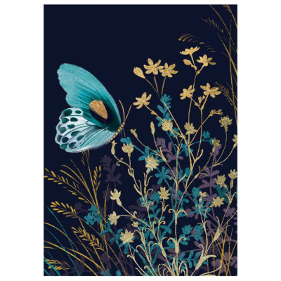 Ilustração digital de borboleta azul turquesa sobre flores douradas e azuis com fundo azul escuro