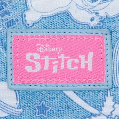 Etiqueta rosa com texto Disney Stitch costurada em tecido azul com padrão