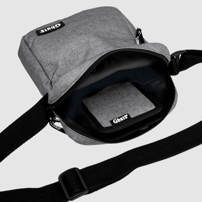 Mala pequena cinzenta de ombro com alça preta e o texto 'Ghuts'