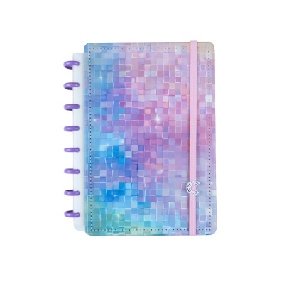 Caderno colorido com capa em padrão mosaico e fecho elástico rosa