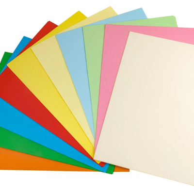 Folhas de papel colorido em leque sobre fundo branco