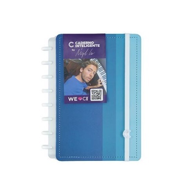 Caderno inteligente azul com etiquetagem e fecho elástico branco.