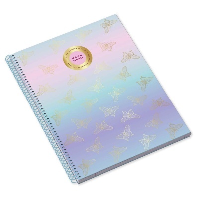 Caderno espiral com padrão de borboletas douradas em capa colorida e texto RAINBOW FLOWER.