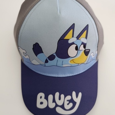 Boné azul e cinza com personagem de desenho animado e texto BLUEY
