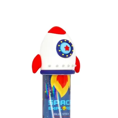 Cola bastão com tampa em forma de foguete colorido e corpo azul com texto e desenhos espaciais.