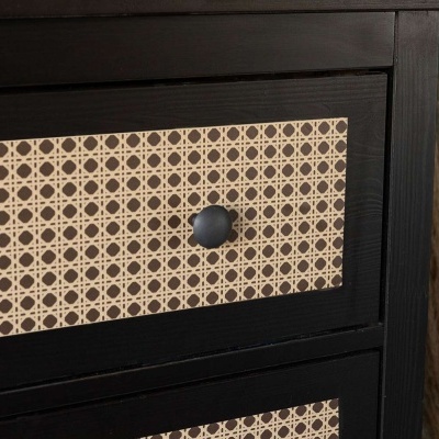 Cômoda preta com gavetas decoradas e puxador redondo