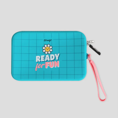 Estojo azul com texto e flor sorridente