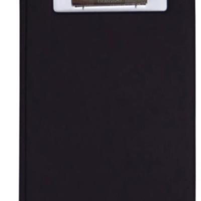 Prancheta preta com clipe metálico prateado na parte superior