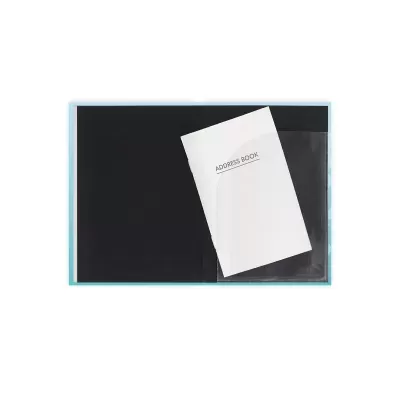 Livro de endereços branco sobre superfície preta