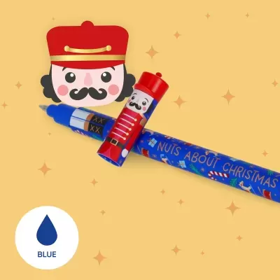 Caneta azul temática de Natal com figura de soldado quebra-nozes e tampa vermelha num fundo amarelo com estrelas.