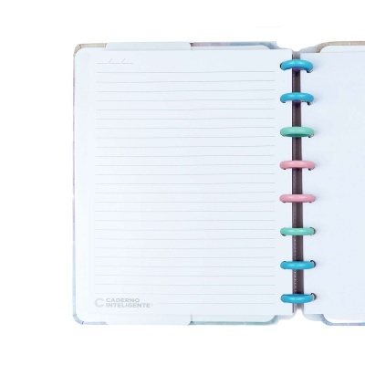 Caderno com folhas pautadas e argolas coloridas