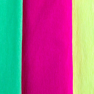 Três rolos largos de papel crepe colorido com textura enrugada