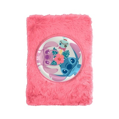 Capa rosa felpuda com desenho central colorido de personagens e flores