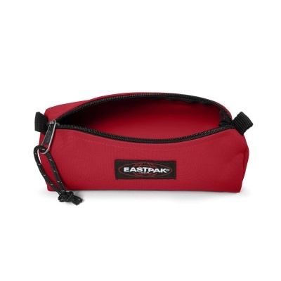 Estojo vermelho com fecho preto e etiqueta EASTPAK.