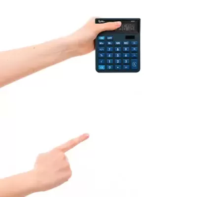 Calculadora preta e azul com mostrador digital