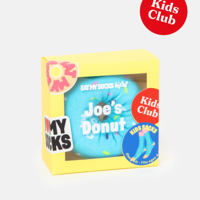 Meias azuis para crianças em embalagem amarela com etiquetas Kids Club e texto Joe's Donut