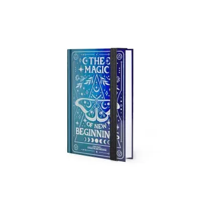 Caderno azul com capa dura e elástico preto, decorado com texto e padrões mágicos em branco.