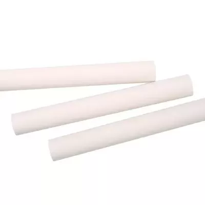 Três pedaços de giz branco sobre fundo branco