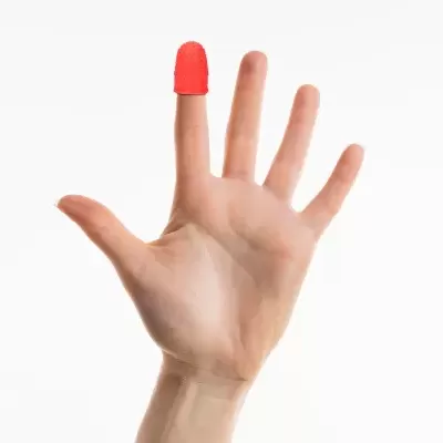 Mão esquerda com protetor de dedo vermelho no polegar