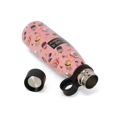 Garrafa térmica rosa com padrão de sushi e gatos e tampa preta destacada