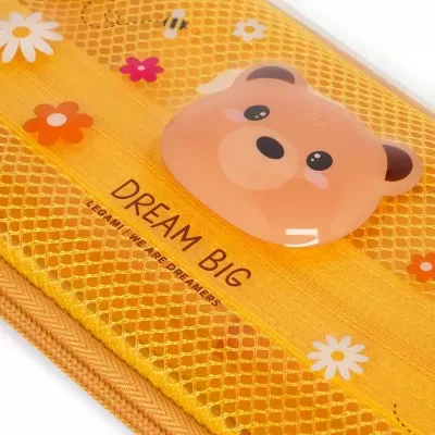 Estojo amarelo com malha e decoração de urso e flores.