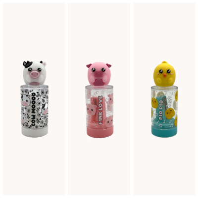 Três frascos coloridos com tampas decorativas em forma de vaca, porco e pintainho.