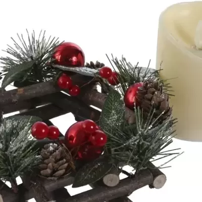 Arranjo natalício com madeira, folhagem, pinhas, bolas vermelhas e vela cremosa