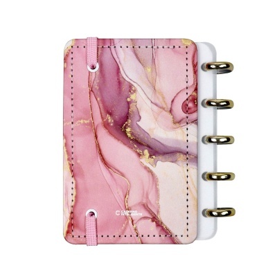 Caderno tipo fichário com capa mármore rosa e argolas douradas