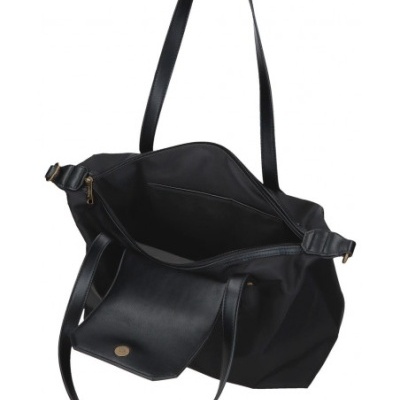 Mala preta aberta com alças longas e bolso exterior.