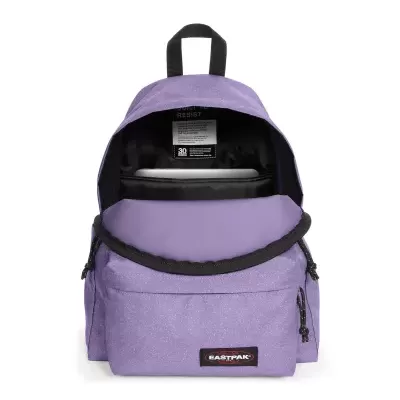 Mochila Eastpak lilás pontilhada aberta com computador portátil visível