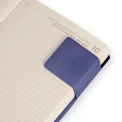 Caderno aberto com presilha azul quadrada marcada LEGAMI
