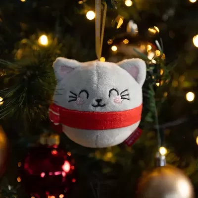 Enfeite Natal gato peluche branco com cachecol vermelho na árvore iluminada