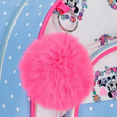Bolsa azul com bolinhas brancas e chaveiro pompom rosa