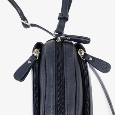 Mala azul escura em pele com três compartimentos e fechos prateados